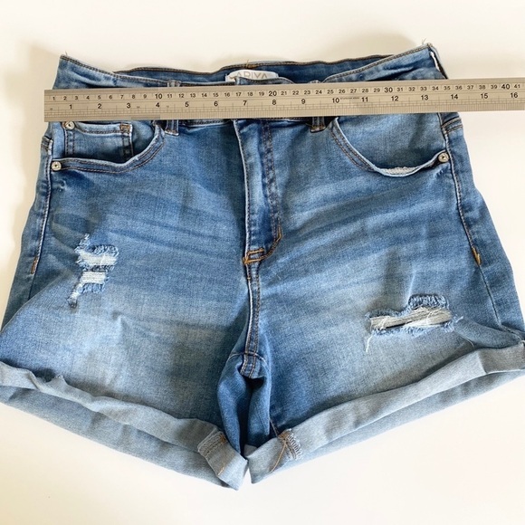 Ariya Jeans Shorts - Picture 4 of 5